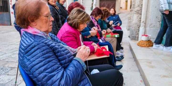 Tutto pronto per l’inaugurazione dell’albero di Natale all’uncinetto
