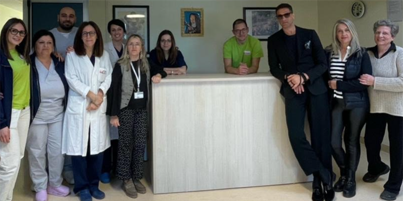 Un nuovo banco reception in dono per l'Oncologia del San Pio