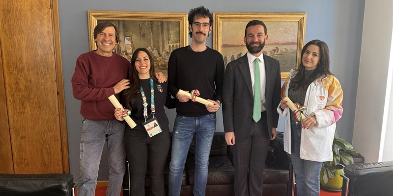 Foto di gruppo nella stanza del sindaco