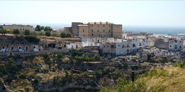 Il centro storico e la gravina di Palagianello 