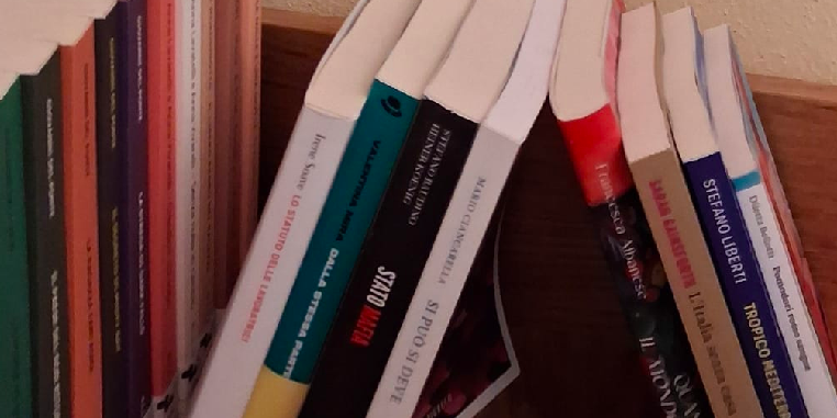 Libri in dono per la biblioteca comunale