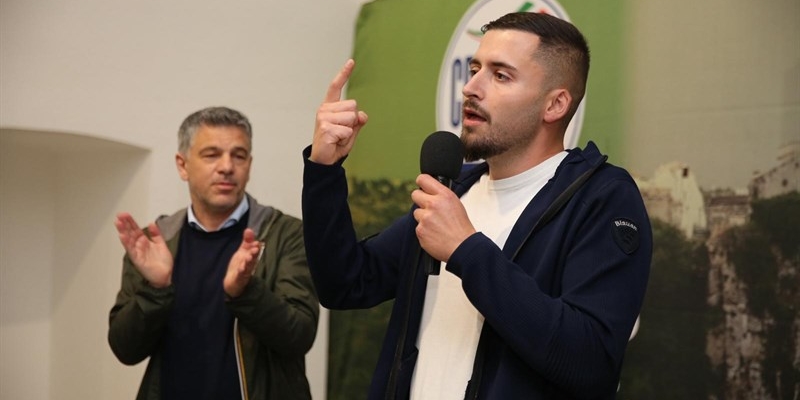 A sinistra il sindaco Cristella, a destra l'assessore Colacicco
