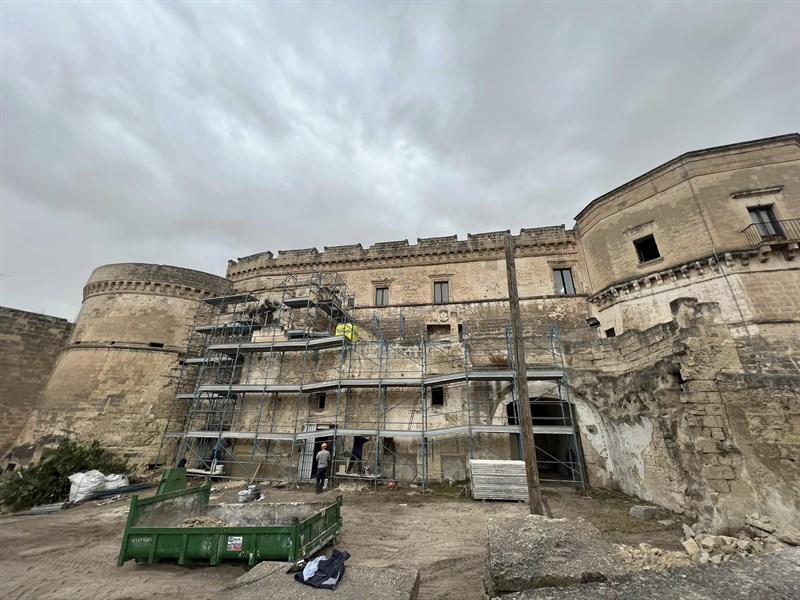 I lavori al castello di Massafra