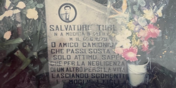 La foto della lapide di Salvatore Turlà La foto della lapide di Salvatore Turlà