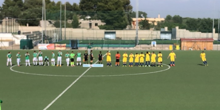 Le due squadre a centrocampo Le due squadre a centrocampo