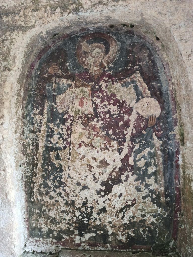 Camminando lungo l’Appia: a Castellaneta un viaggio nella storia tra gravine e antichi santuari rupestri