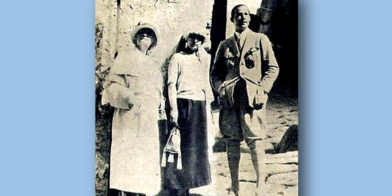 Valentino a Castellaneta in posa insieme con sua sorella Maria e la zia Tessie