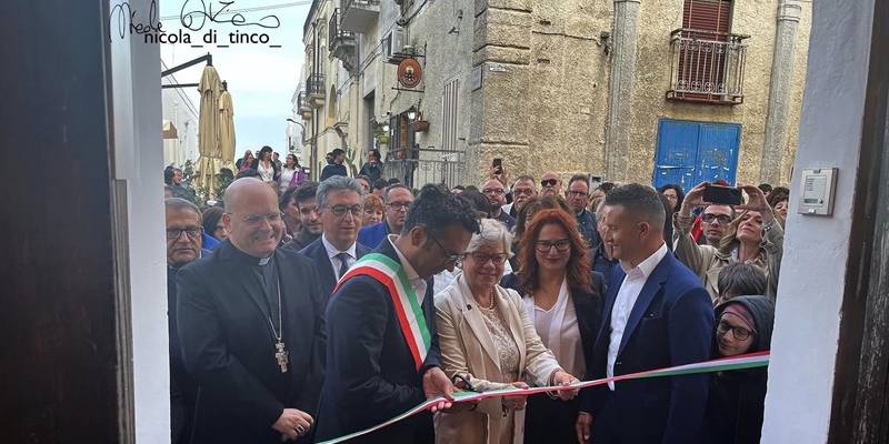 Il taglio del nastro Il taglio del nastro