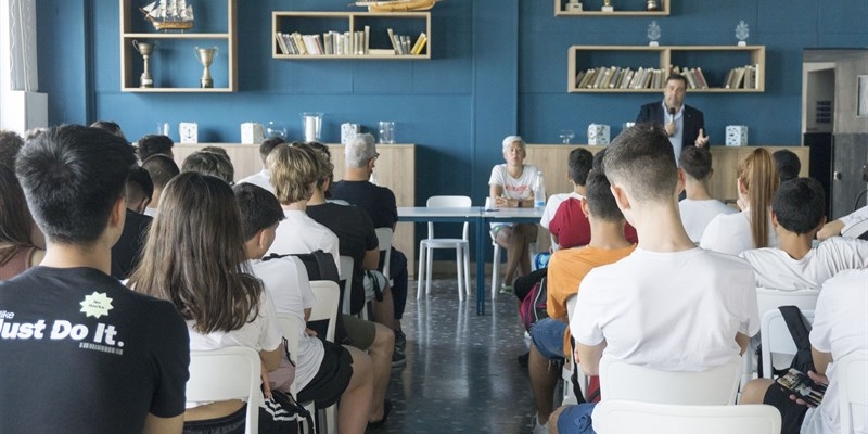 Gli studenti a lezione presso la Lega Navale sezione Taranto