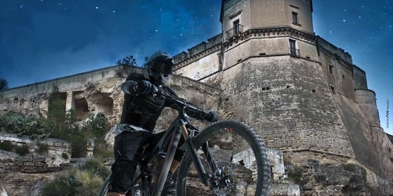 Mountain bike tra i vicoli e il castello: torna la Night Race