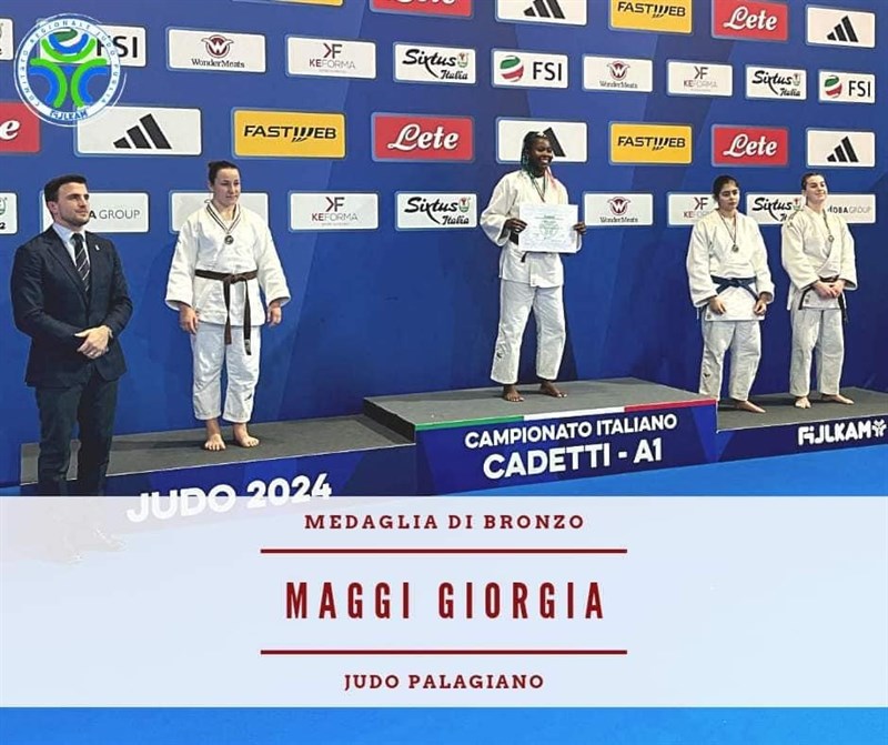 Terza da sinistra, Giorgia Maggi