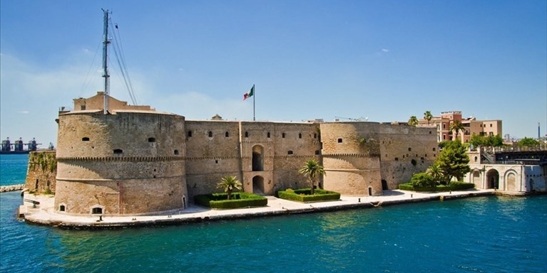 A Taranto il castello si illumina di viola per la Fibromialgia