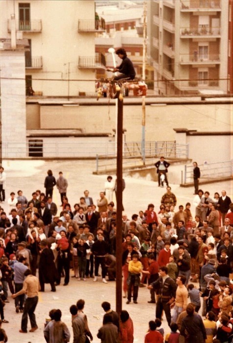 Castellaneta, 1 maggio 1984: albero della cuccagna nella ex piazza Kennedy