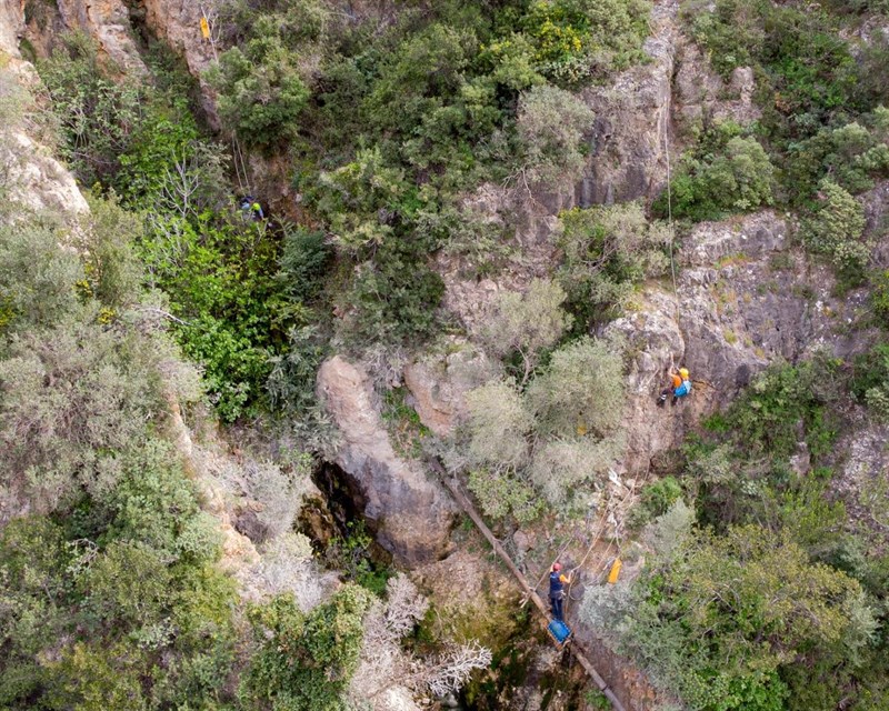 Sospesi nel vuoto per riparare una condotta: spettacolare intervento nella gravina di Castellaneta