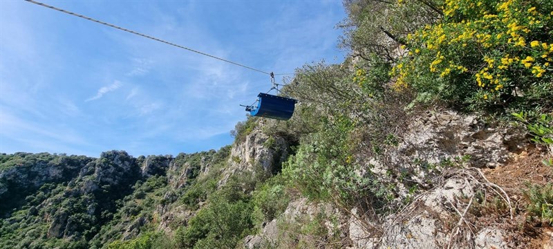 Sospesi nel vuoto per riparare una condotta: spettacolare intervento nella gravina di Castellaneta