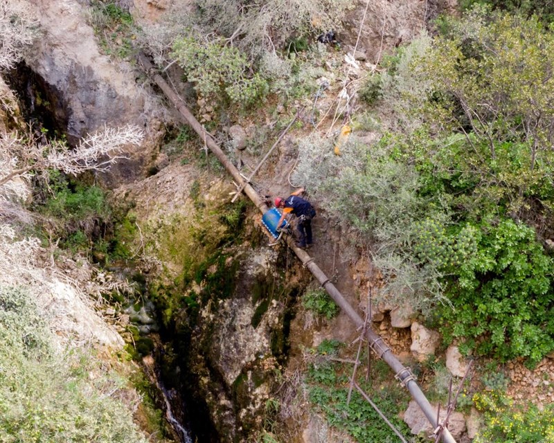 Sospesi nel vuoto per riparare una condotta: spettacolare intervento nella gravina di Castellaneta