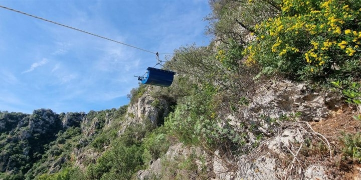 Sospesi nel vuoto per riparare una condotta: spettacolare intervento nella gravina di Castellaneta