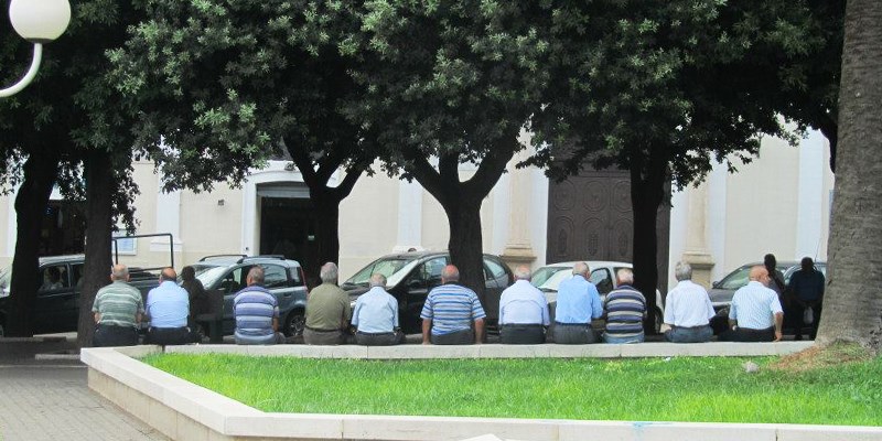 Anziani in piazza Umberto I