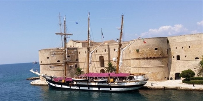 Nave Palinuro a Taranto - Foto di repertorio Nave Palinuro a Taranto - Foto di repertorio