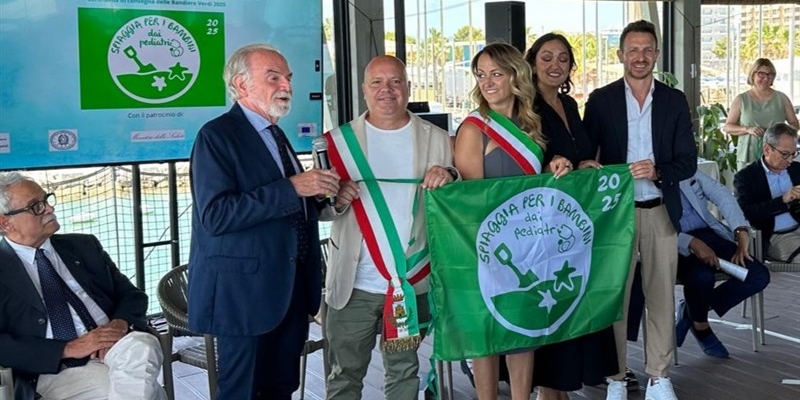 La consegna del riconoscimento La consegna del riconoscimento