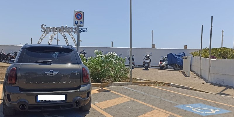 Parcheggi per disabili sul lungomare Eroi del Mare Parcheggi per disabili sul lungomare Eroi del Mare