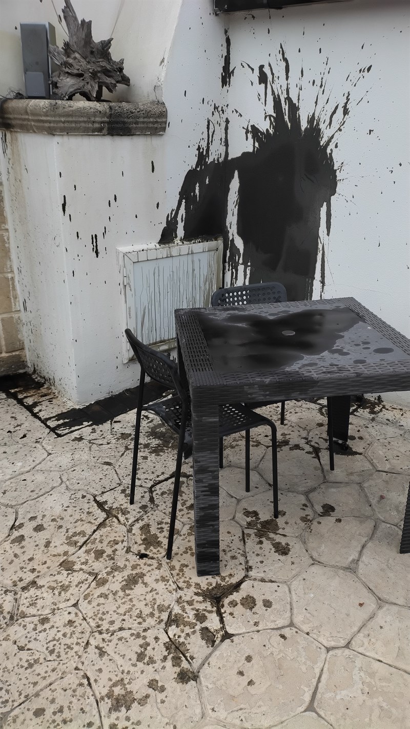 vandali in azione a Fontana Fanelli