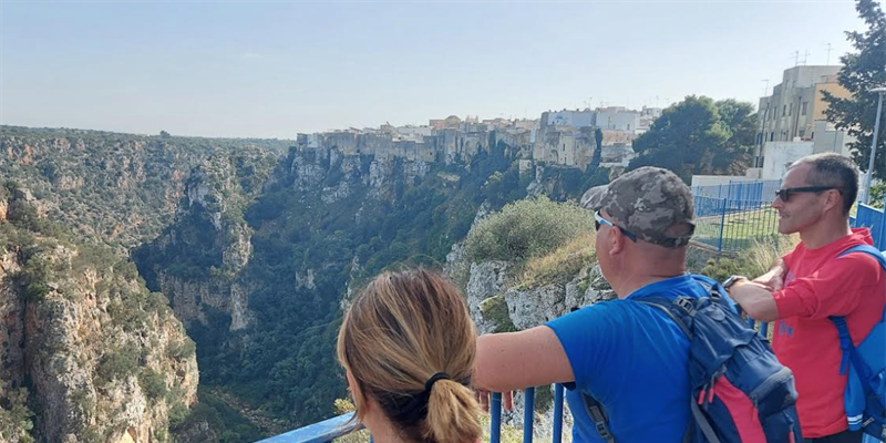 Turisti ammirano la gravina grande di Castellaneta