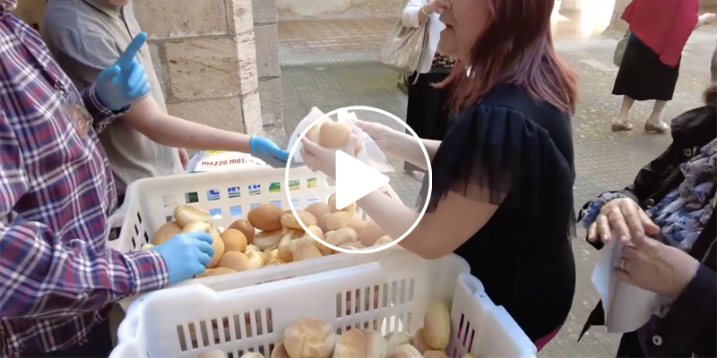 Festa di Sant'Antonio: benedizione del pane nel chiostro del convento di San Francesco