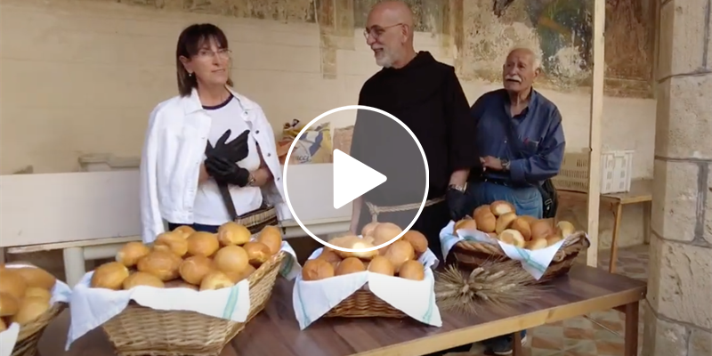 Festa di Sant'Antonio: la benedizione del pane nel chiostro del convento