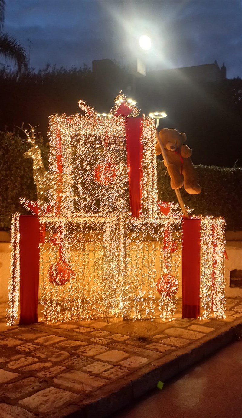 Mega pacchi regalo con renne e orsacchiotto | Via Roma, piazza Umberto I