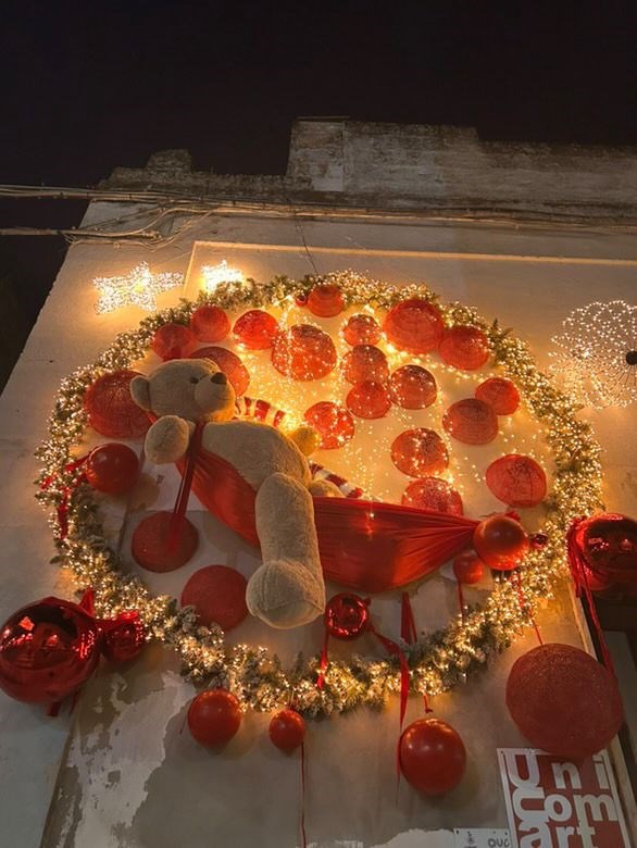 Orsacchiotto gigante su amaca | Via Roma incrocio via Regina Margheritra