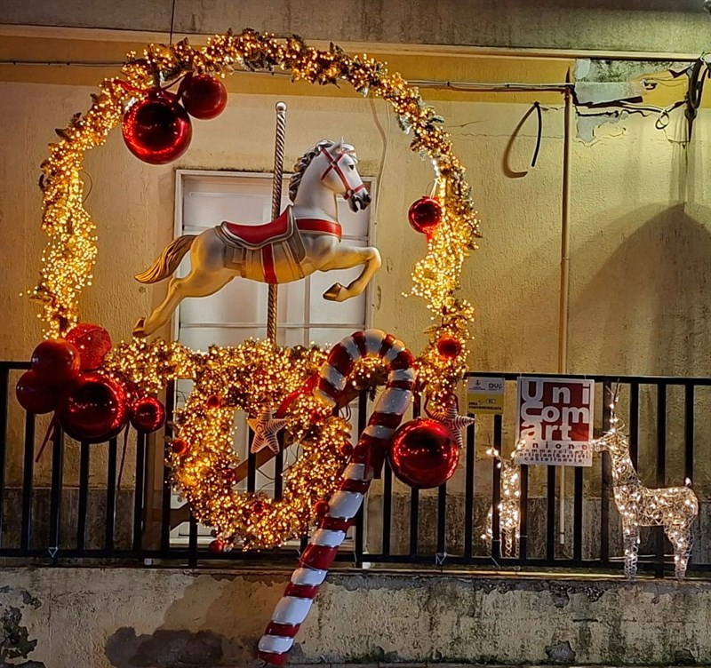 Un cavallo da giostrina | Via Roma ex passaggio a livello