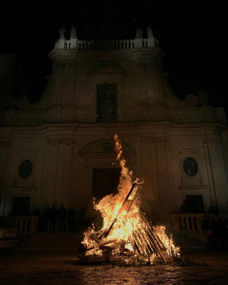 Falò in piazza Cattedrale