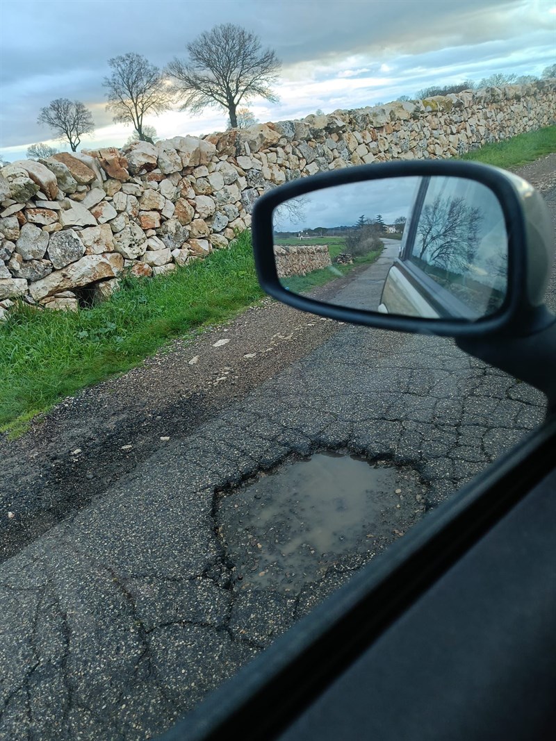 Una groviera piena di rifiuti: la "Noci-Castellaneta" è ancora è ancora terra di nessuno