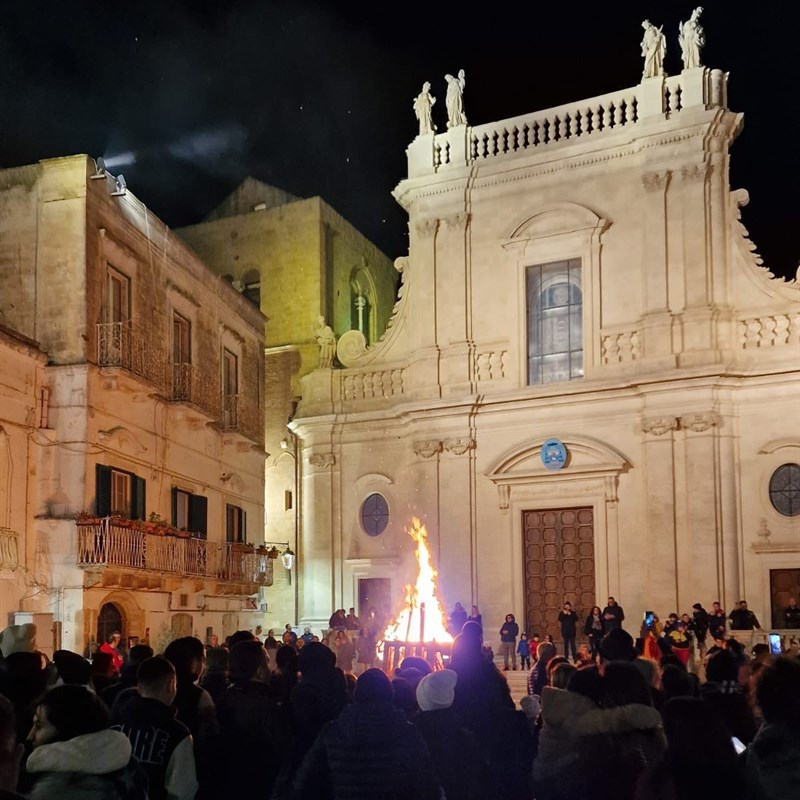 Falò in piazza Cattedrale