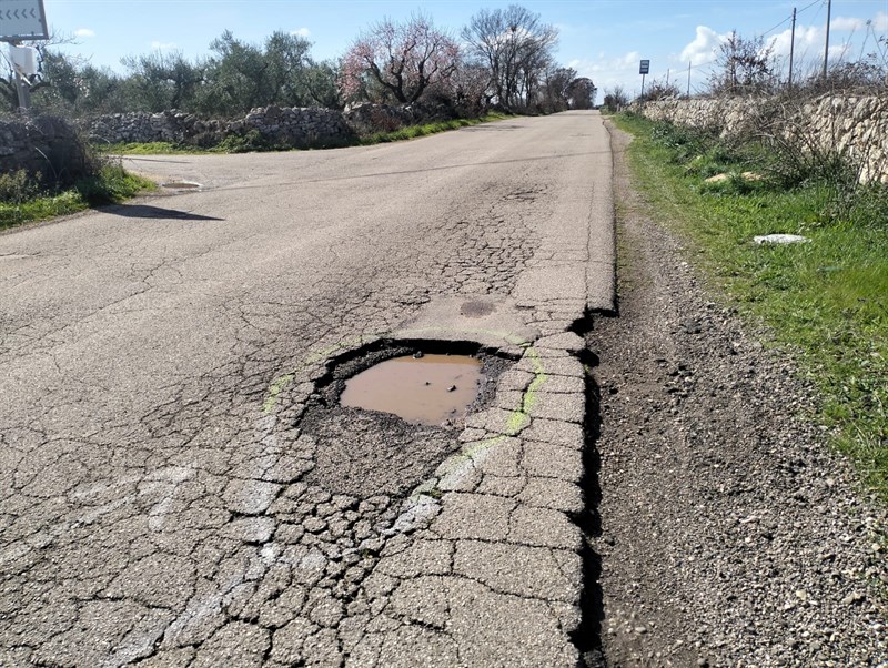 Una groviera piena di rifiuti: la "Noci-Castellaneta" è ancora è ancora terra di nessuno