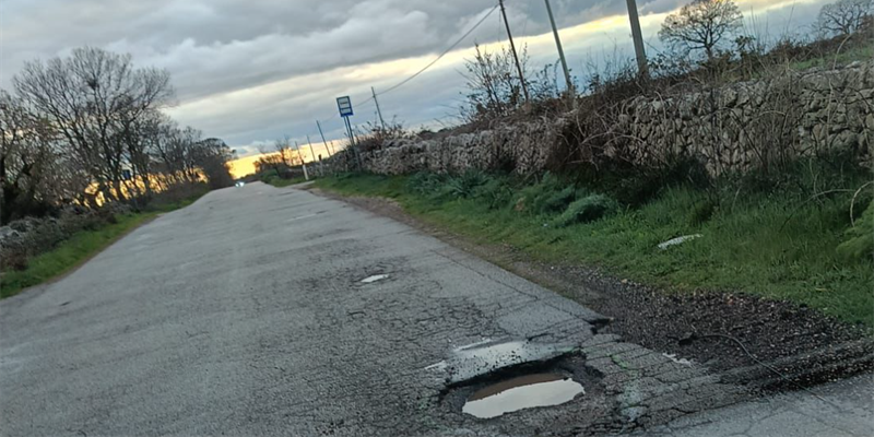 Una "groviera" piena di rifiuti: la "Noci-Castellaneta" è ancora è ancora terra di nessuno