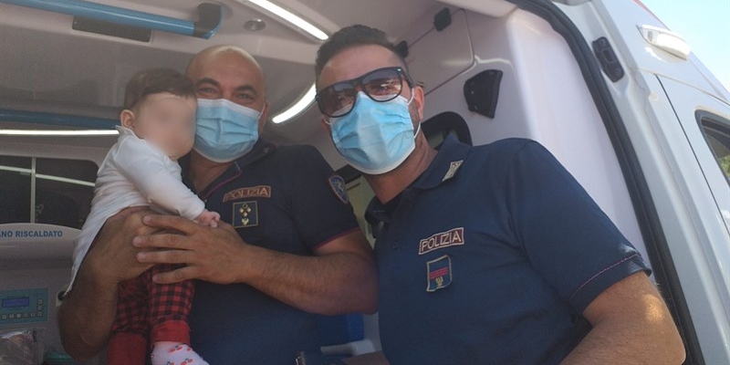 Gli agenti e la bambina Gli agenti e la bambina