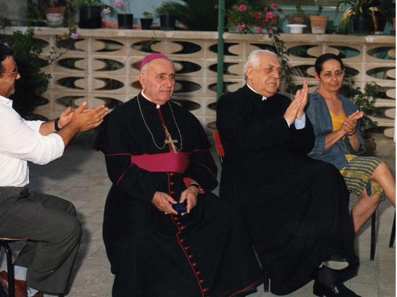 Mons. Nikoll Troshani (vescovo sopravvissuto al regime), mons. Adolfo Palombella (governatore Miulli) e Teresa D'Onghia con Damiano Ottomanelli