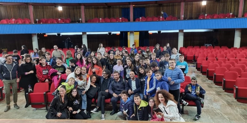 Gli alunni a teatro Gli alunni a teatro