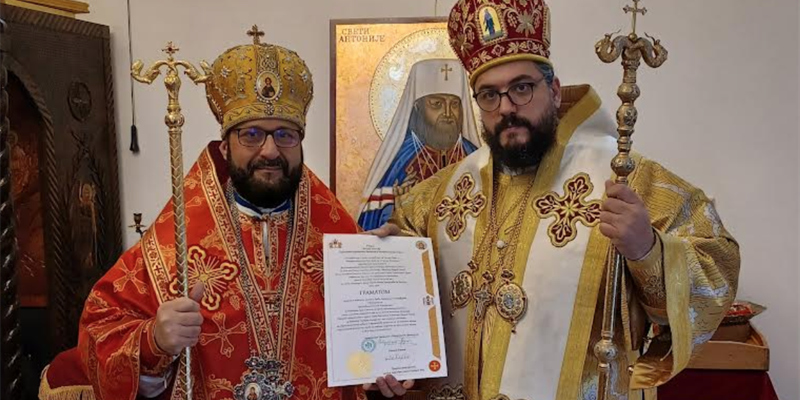 A sinistra il vescovo Kyriàkos