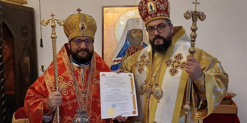 A sinistra il vescovo Kyriàkos A sinistra il vescovo Kyriàkos