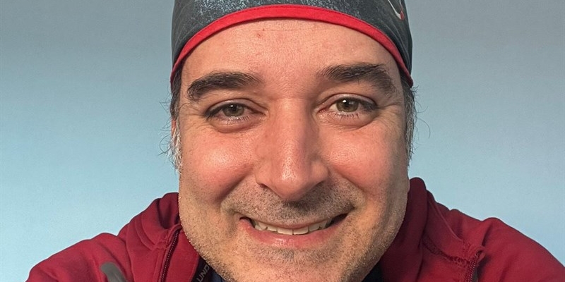 Sorride il medico chirurgo Simone Giungato