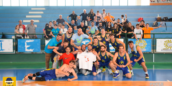 La New Basket Palagiano festeggia a fine gara La New Basket Palagiano festeggia a fine gara