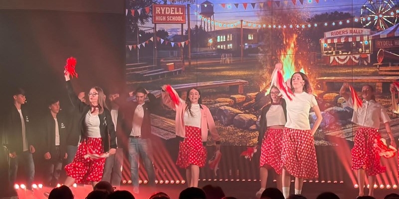 Grease riaccende l’entusiasmo: il musical degli studenti è un successo di inclusione e talento