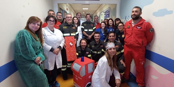 Vigili del fuoco in visita ai piccoli pazienti