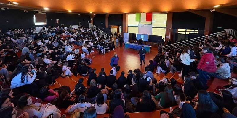 Seminario sulle dipendenze al liceo Einstein: scoppia la polemica