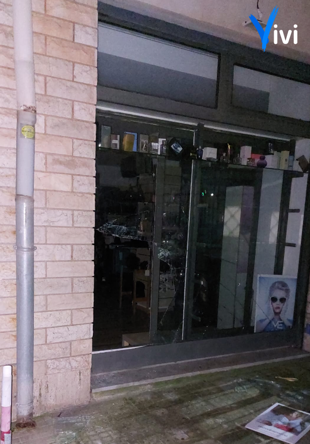 Fiamma ossidrica e vetri infranti: maxi furto in profumeria