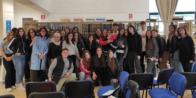 L'autrice con gli studenti L'autrice con gli studenti