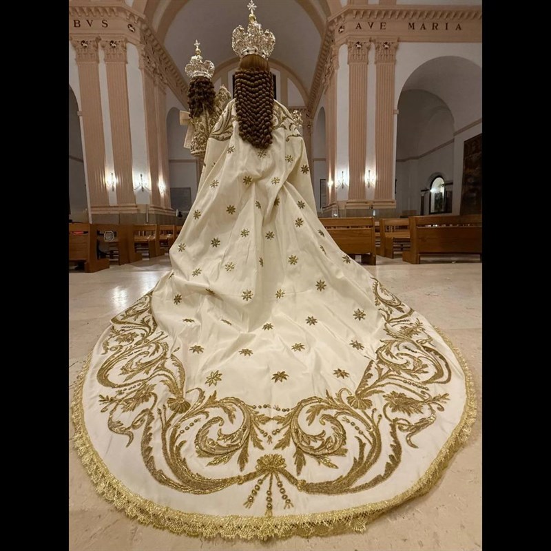 Il nuovo abito della Madonna della Scala di Massafra